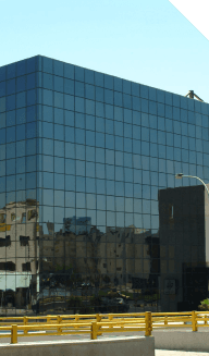 الصورة على اليمين